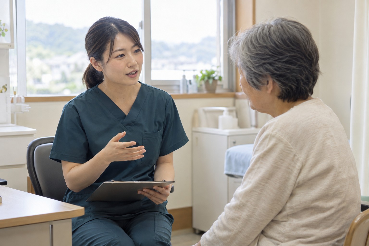 看護師が患者さんに説明する合成イメージ。実際の院内・職員ではありません。